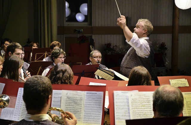 Markus Gtz dirigierte den Musikverein Adelhausen und das Publikum.  | Foto: Martina Proprenter