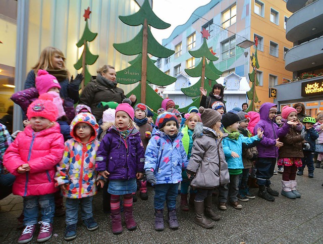 Kinder vom Gemeindekindergarten Bromba...n der Villa Lila beim Adventshuschen   | Foto: Barbara Ruda