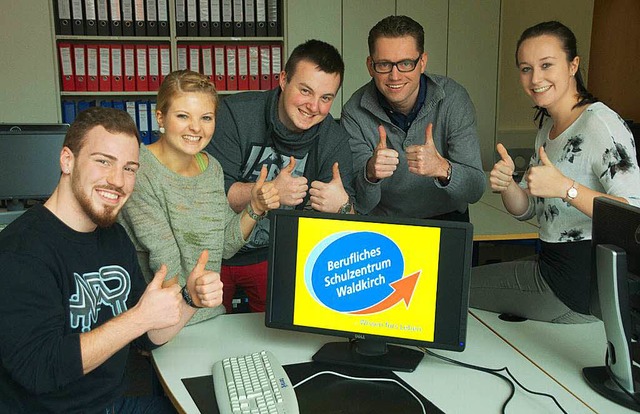 Ole Kersten (Zweiter von rechts) ist i..., Moritz Herbstritt und Victoria Rock.  | Foto: Berufsschulzentrum Waldkirch