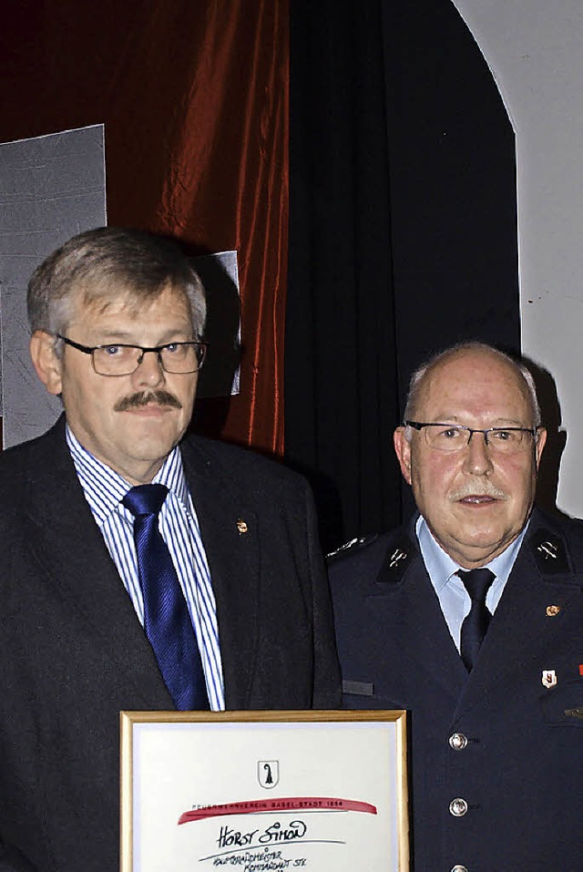 Prsident Edi Strub vom Feuerwehrverei...s Ehrenabzeichen der Feuerwehr Haagen.  | Foto: Schleer