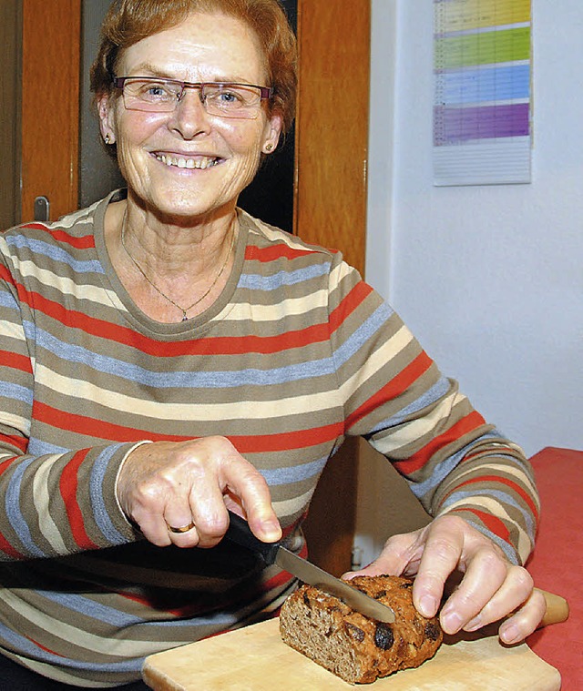 Irene Rieger schneidet das Apfelbrot auf.  | Foto: SEDLAK