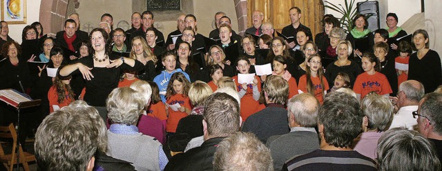 Zu &#8222;Oh du frhliche&#8220; dirig...e und Publikum in der Egringer Kirche.  | Foto: reinhard cremer