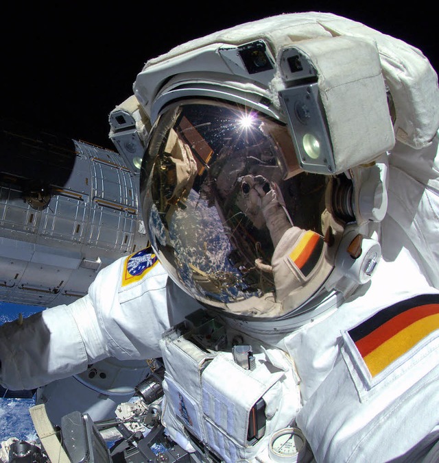 Alexander Gerst beim Weltraumspaziergang auf der ISS   | Foto: dpa