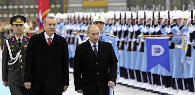 Wladimir Putin (rechts) wird von Recep...an mit militrischen Ehren empfangen.   | Foto: AFP