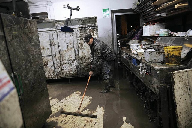 Keller, Wohnungen und Werksttten im U...igen Jahren immer wieder unter Wasser.  | Foto: MARCO BERTORELLO