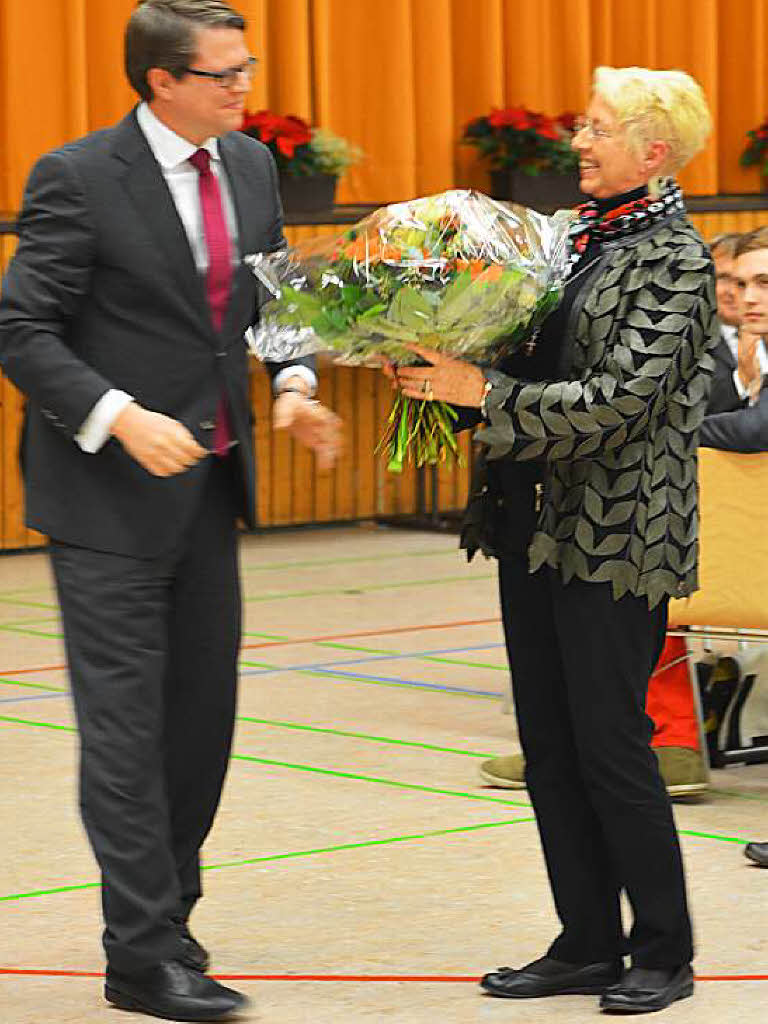 Blumen gab es fr Ulrike Ebi-Kuhn, die zwei Monate ehrenamtlich als Stellvertreterin des Brgermeisters im Rathaus amtete.