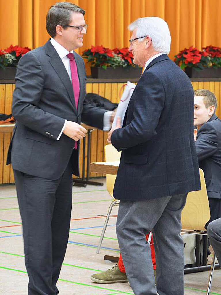 Glckwunsch: Tobias Benz gratuliert Heinz Intveen zum Geburtstag.