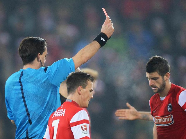 Schiedsrichter Manuel Grfe zeigte Mitrovic  in der 70. Minute die Rote Karte.  | Foto: dpa
