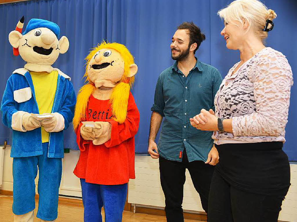 Gemeinsam mit Schulleiterin Tine Palenga (rechts) und Benedikt Metzger vom Zisch-Team der BZ begrüßten sie die Gäste. Gemeinsam mit Schulleiterin Tine Palenga (rechts) und Benedikt Metzger vom Zisch-Team der BZ begrüßten sie die Gäste.