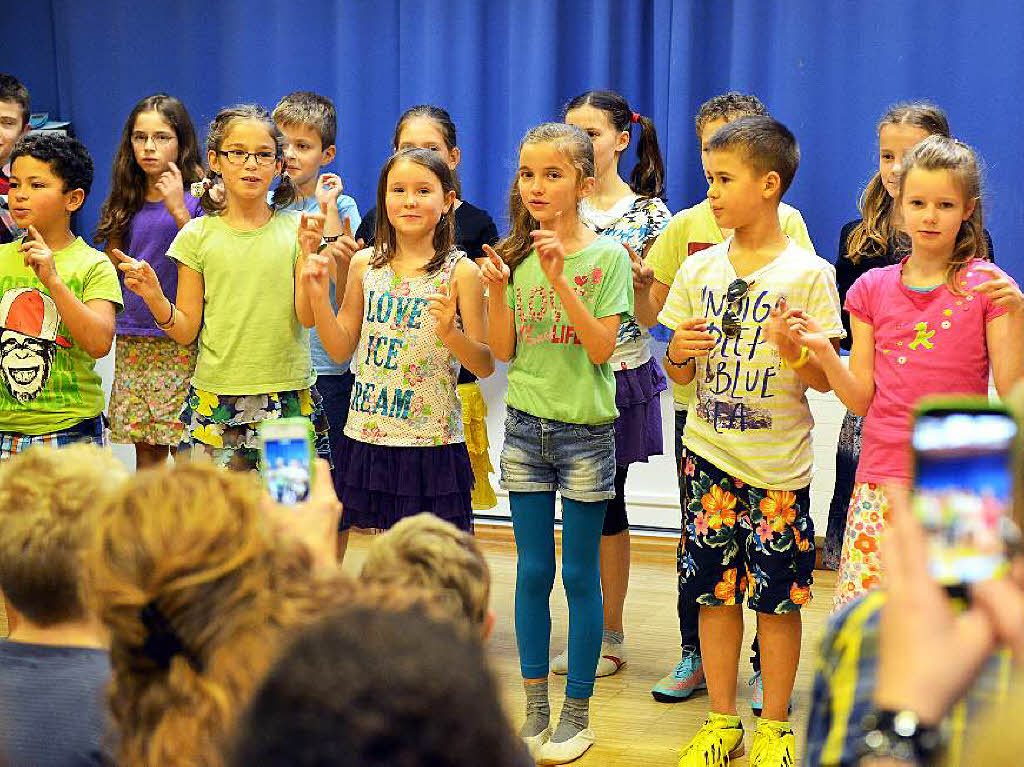 Die Kinder sangen den Hofackersong. Die Kinder sangen den Hofackersong.