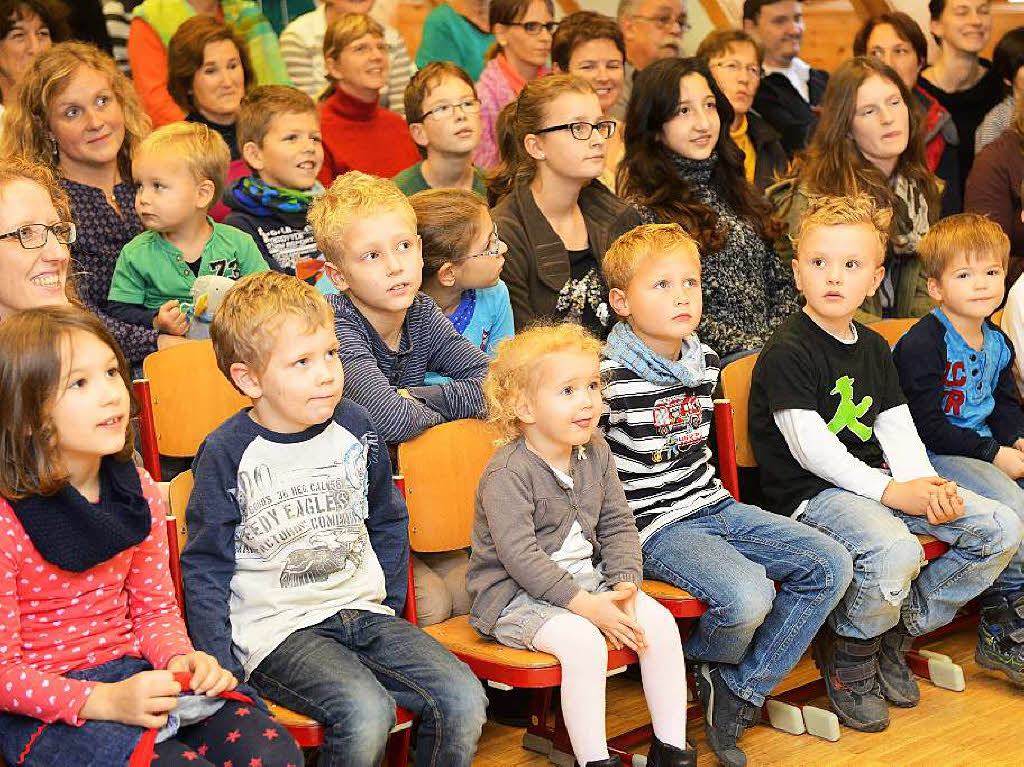 Das Publikum wartete gespannt auf die Show. Das Publikum wartete gespannt auf die Show.