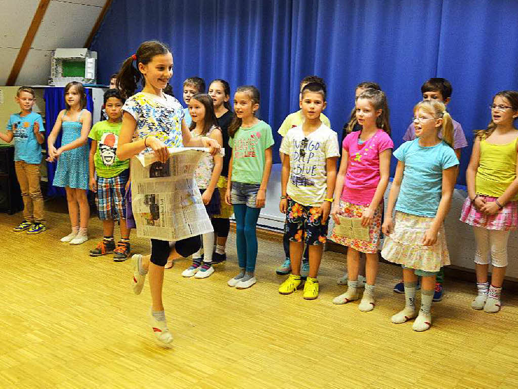 Los ging es mit dem Lied „Heut wanderte durch unsre Stadt“ : ein Zeitungsblatt. Los ging es mit dem Lied „Heut wanderte durch unsre Stadt“ : ein Zeitungsblatt.