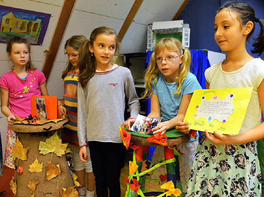 Mithilfe von Zeitungspapier verschönerten die Schüler alte Barhocker. Mithilfe von Zeitungspapier verschönerten die Schüler alte Barhocker.