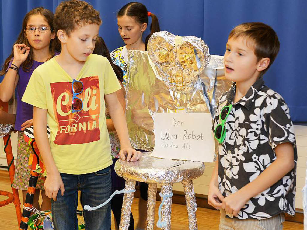Mithilfe von Zeitungspapier verschönerten die Schüler alte Barhocker. Mithilfe von Zeitungspapier verschönerten die Schüler alte Barhocker.