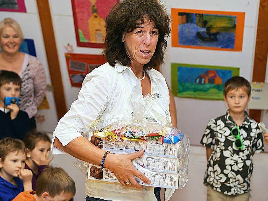 Schulrätin Susanne Link vom Staatlichen Schulamt hatte zum Dank für die Einladung ein süßes Geschenk dabei. Schulrätin Susanne Link vom Staatlichen Schulamt hatte zum Dank für die Einladung ein süßes Geschenk dabei.