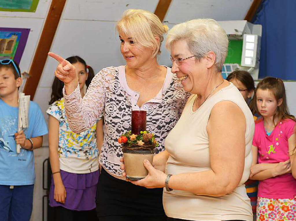 Tine Palenga (links) und Klassenlehrerin Maria Schmutz freuen sich über das gelungene Fest. Tine Palenga (links) und Klassenlehrerin Maria Schmutz freuen sich über das gelungene Fest.