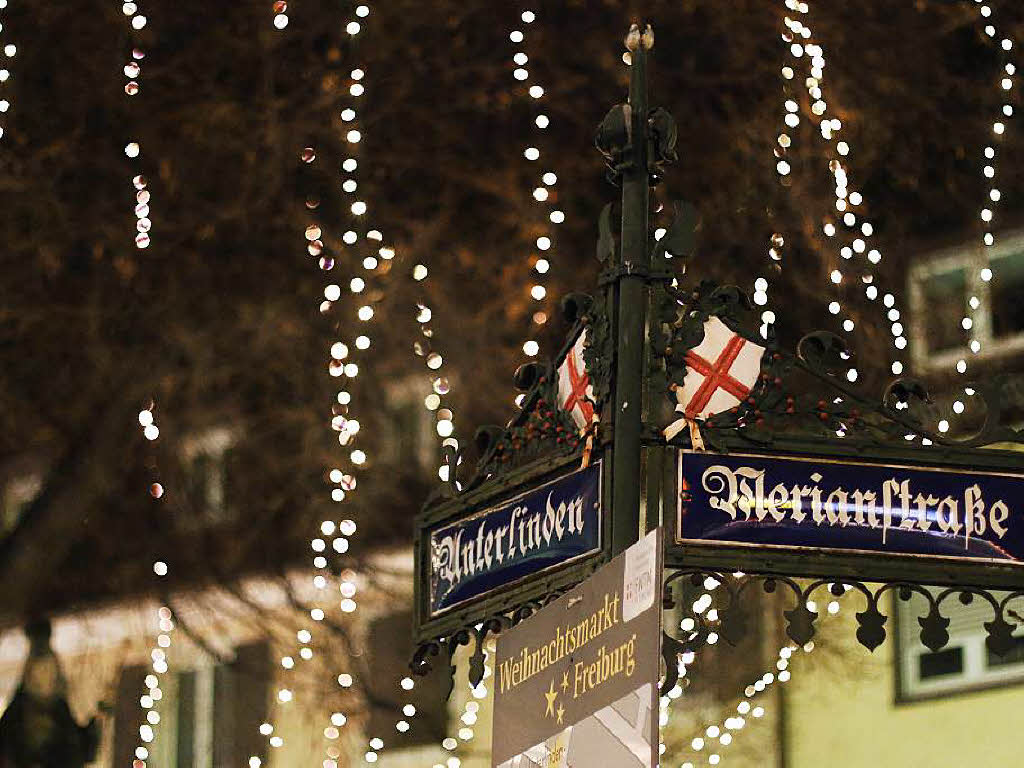 Bunter Lichterglanz, wrziger Glhweinduft und weihnachtliche Musik: der Freiburger Weihnachtsmarkt