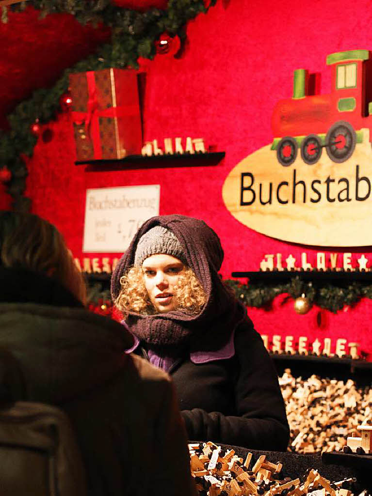 Bunter Lichterglanz, wrziger Glhweinduft und weihnachtliche Musik: der Freiburger Weihnachtsmarkt