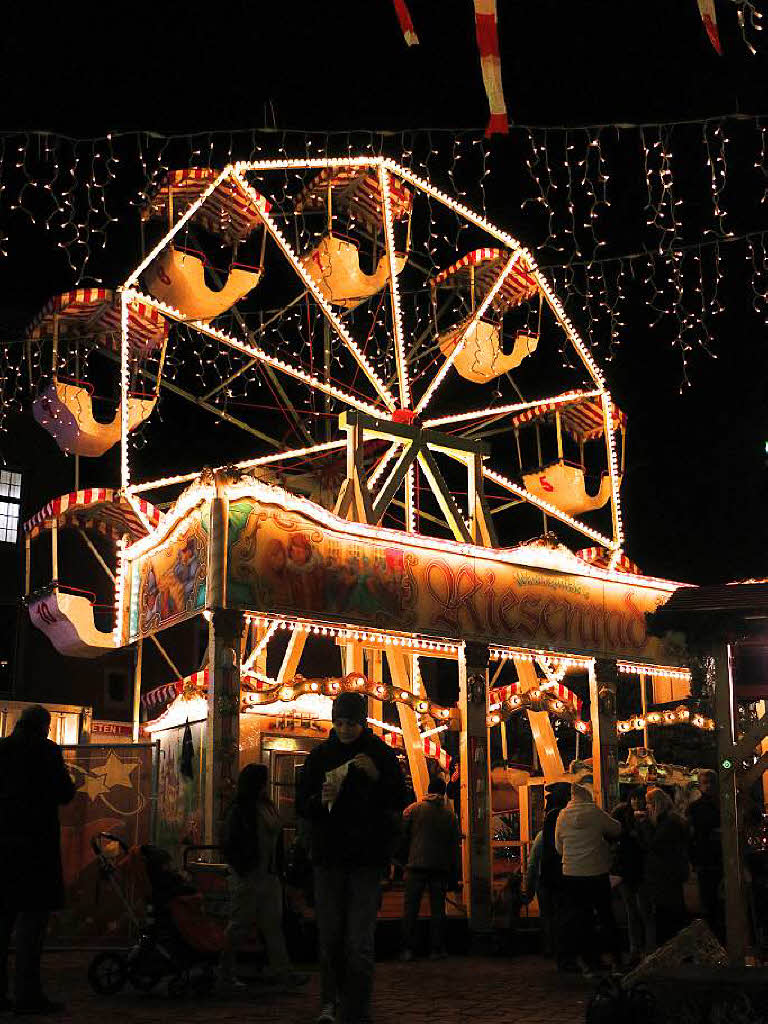 Bunter Lichterglanz, wrziger Glhweinduft und weihnachtliche Musik: der Freiburger Weihnachtsmarkt