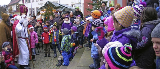 Weihnachtsmarkt: Kinder der Kitas sing...achtslieder vor dem Rathaus in Riegel.  | Foto: Helmut Hassler