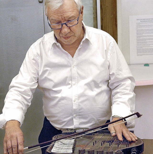 Rudi Schwrer an seiner ungewhnlichen Harfe.   | Foto: Jrgen Schweizer