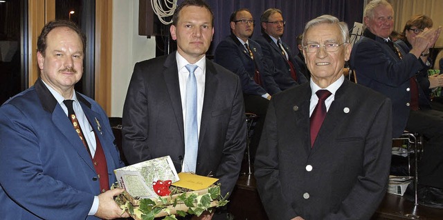 Feierlich verabschiedet wurde Bombachs...Ortsvorsteher Bruno Jgle dankten ihm.  | Foto: Michael Haberer