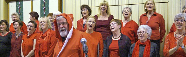 Beim Adventssingen des Frauenchors  sc... der Nikolaus (Ekkehard Bierl) vorbei.  | Foto: Silke Hartenstein