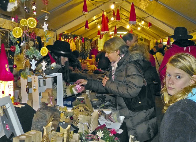 Weihnachtsmarkt KndringenAllerlei weihnachtliche Dekoration  | Foto: Aribert Rssel