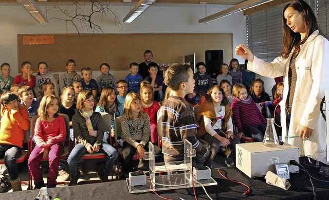 Gespannt verfolgten die Grundschler w...m Mitschler eine Glbirne anfertigte.  | Foto: Joachim Frommherz