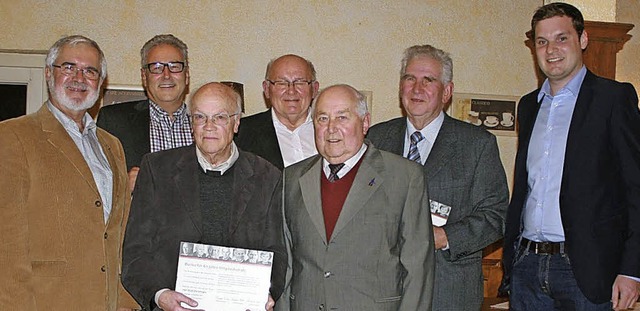 Die Geehrten zusammen mit dem CDU-Vors... Jungen Union, Yannick Bury (rechts).   | Foto: Privat