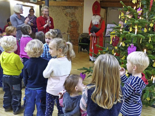 Nikolaus kommt zu den Kindergartenkindern und bedankt sich fr das schne Singen  | Foto: Barbara Odrich-Rees