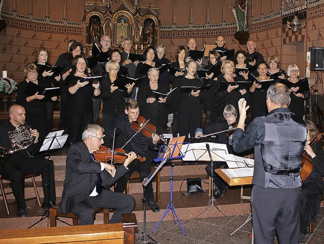 Der Oberrotweiler Kirchenchor gab zusa...kern in der Kirche ein Adventskonzert.  | Foto: Senta Knecht