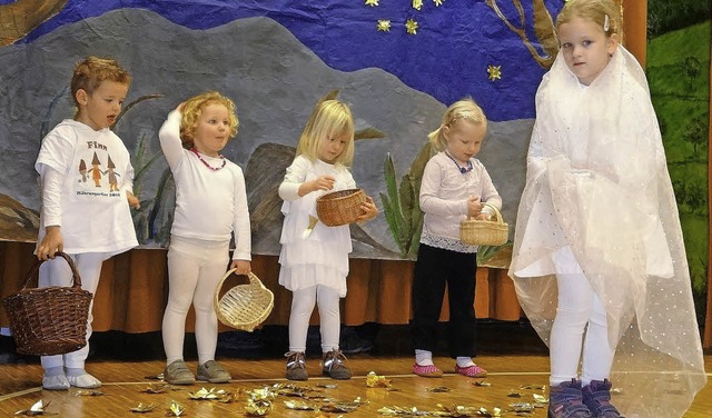 Rhrend: Die Jungen und Mdchen des M...Mrchen &#8222;Die Sterntaler&#8220;.   | Foto: klaus brust