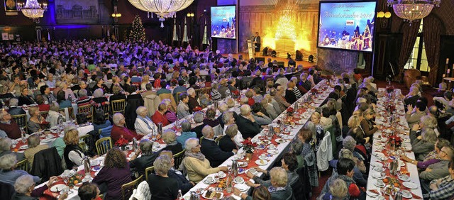 Hunderte kamen in den Ballsaal Berlin zum Adventskaffee von einfach helfen.  | Foto: REIN