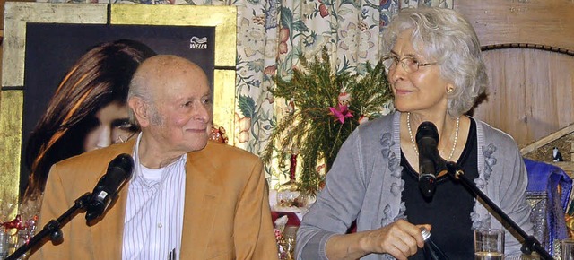 Buddy Elias und seine Frau Gerti mit Moderator Klaus Glker (von links)  | Foto: Ulrike Jger