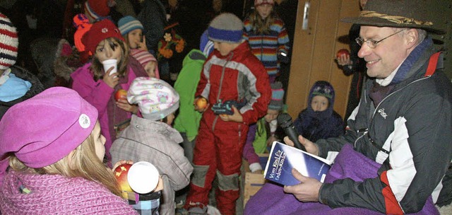 Pfarrer Bernhard Stahlberger war der e...Vorleser beim Grwihler Adventszauber.  | Foto: peter schtz