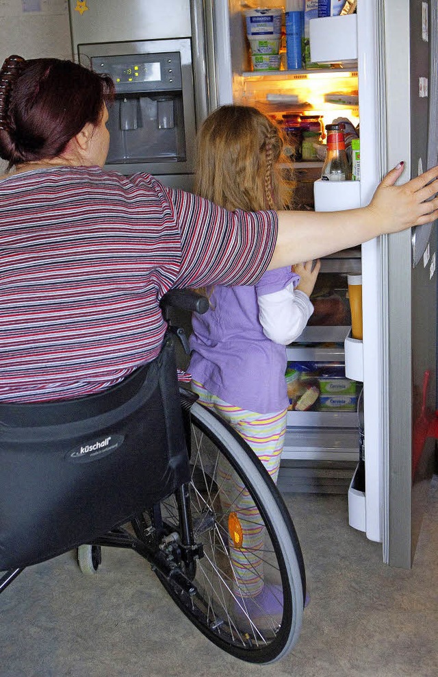 Die Mutter im Rollstuhl &#8211; das ldt Kindern Verantwortung auf.   | Foto: dpa