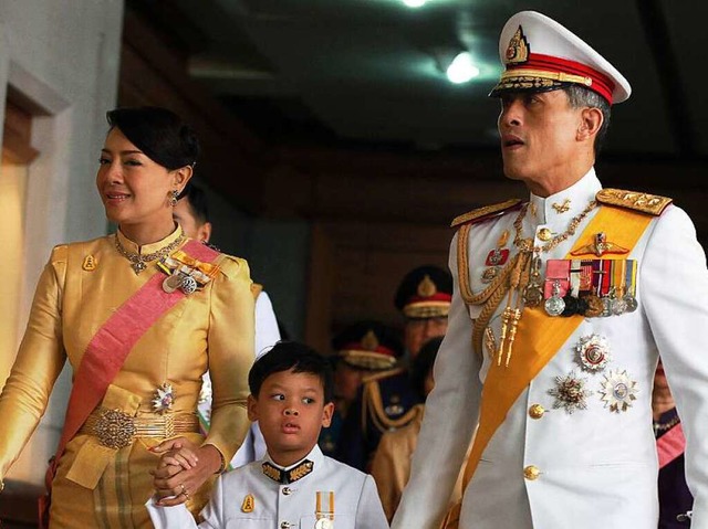 Prinz Maha Vajiralongkorn m it seiner Frau Srirasm und ihrem Kind   | Foto: AFP