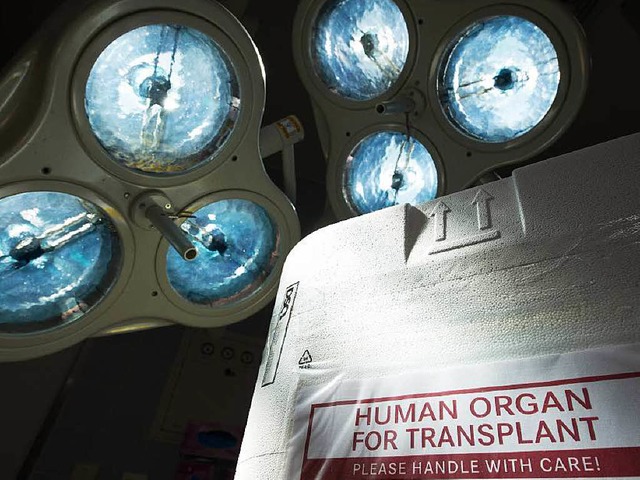Ein Spezial-Behlter zum Organtranspor...e Organverteilung neu geregelt werden?  | Foto: Soeren Stache