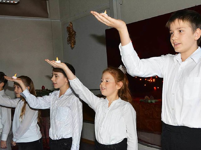 Kinder vom Verein Rosinka holten mit russischen Liedern das Licht auf die Erde.  | Foto: Danielle Hirschberger