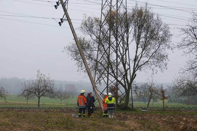 Landwirt pflgt Strommast um – Blackout fr eine Stunde