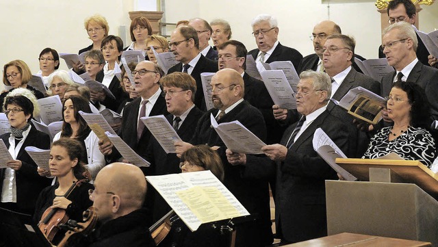 Ergnzt durch viele Projektsnger und ...ischen Kirche beim Konzert zum Advent   | Foto: wolfgang knstle