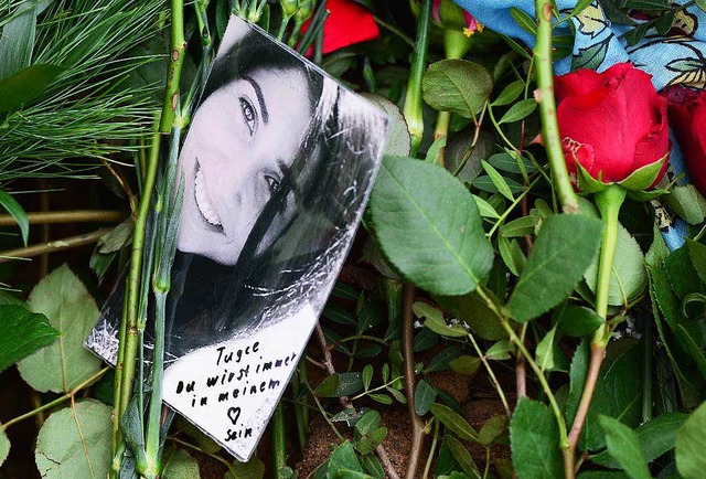 Mit Blumen bedeckt ist das Grab der getteten Studentin Tugce Albayrak  | Foto: dpa