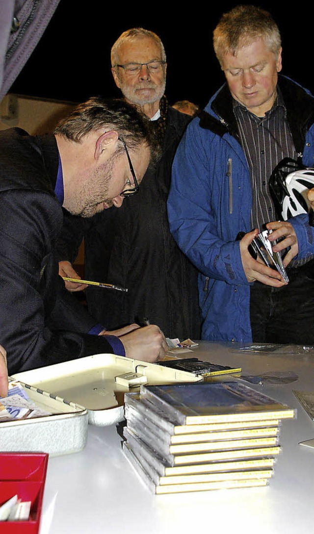 Viel zu tun hatten Carsten Klomp (link...fr die CDs Nachschub besorgt werden.   | Foto: Fotos: Ernst Hubert Bilke