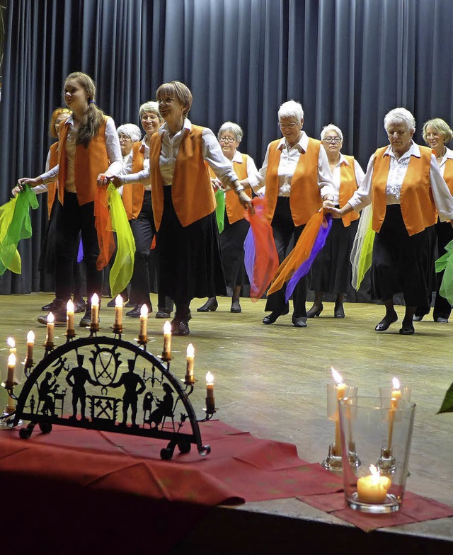 Die DRK-Tanzgruppe mit ihrem schnen Bndertanz  | Foto: Eberhard weiss