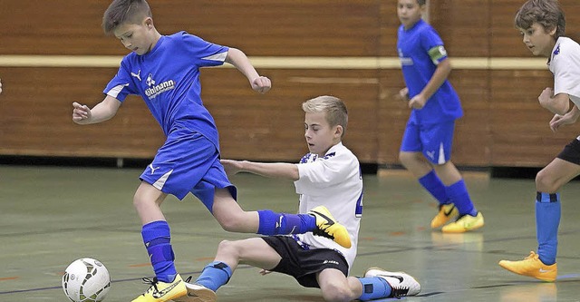 Hallen-Futsalmeisterschaft des Bezirke...blau) gegen FC Rimsingen (wei/blau).   | Foto: Daniel Fleig