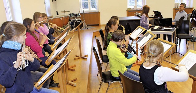 Konzentriert ben die Schler des Unte... Instrumente in Einklang zu bekommen.   | Foto: Cornelia Liebwein