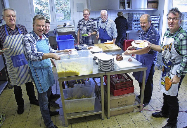 In Istein blieb beim Begegnungsfest de...Wilfried Bussohn (zweiter von rechts).  | Foto: jutta schtz