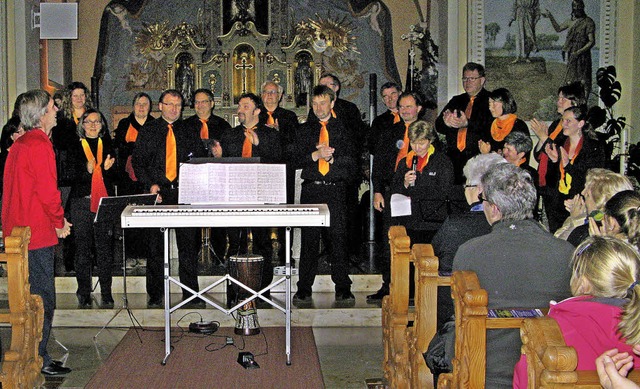 Donnernden Applaus erhielten die Snge...voll besetzten Pfarrkirche in Bernau.   | Foto: Ulrike Spiegelhalter