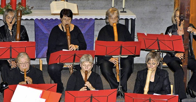 Das Blockfltenensemble Flauto Dolce b...evangelischen Kirche in Hchenschwand.  | Foto: Herbert Schnbele